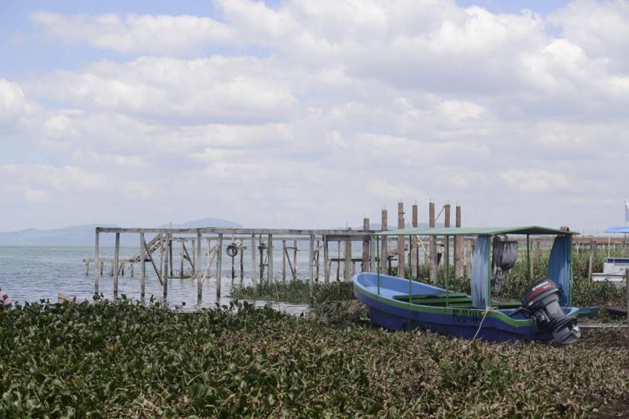 “Tengo más de 20 años de vender aquí, la gente que viene se va decepcionada, muchos entran a los restaurantes y nos dicen que se ve feo y se van sin comprar, hay cosas que hacen más daño al lago, pero siempre somos los más humildes los que salimos perdiendo”, agregó Márquez.