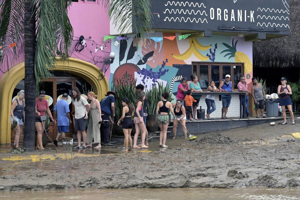 En este destino turístico abundan los visitantes y lo habitantes extranjeros, como Mitch Román, de California, quien llegó hace 17 años. “Los vientos estuvieron fuertes, la lluvia no fue tan mala como se esperaba, pero hay muchos árboles caídos (...) nunca había visto esta área así”, comentó el estadounidense.