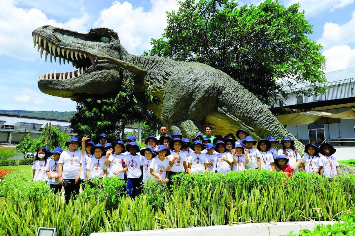 Aventura Jurásica: Una sala ambientada en la era Jurásica donde los visitantes podrán aprender sobre la historia de los dinosaurios y buscar fósiles en el centro de excavación.