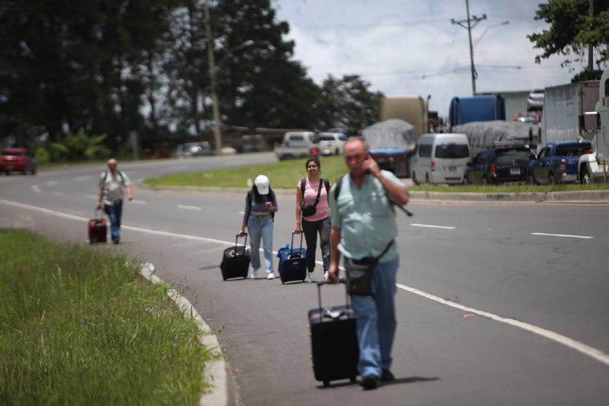Desalojan a pacientes renales que tenían toma de carretera