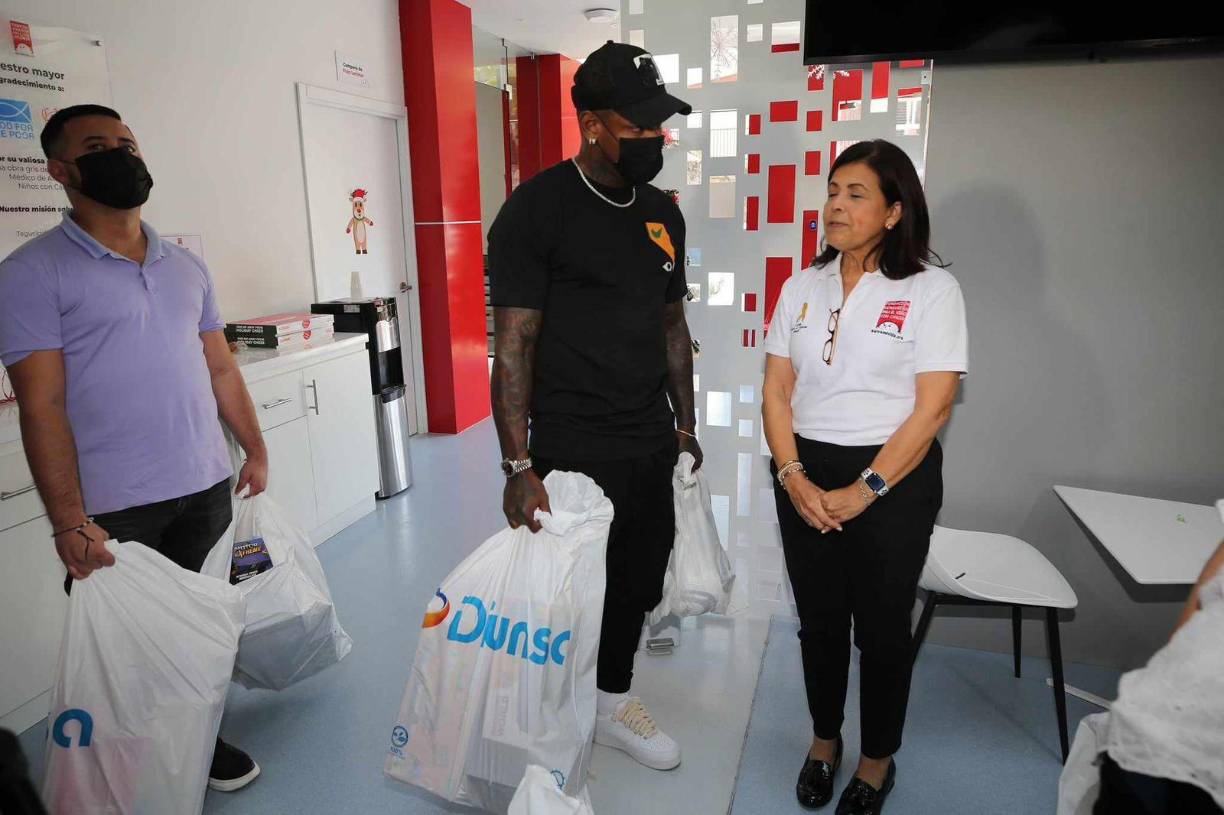 El exjugador del FC Montreal llevó variedad de regalos a la Fundación en la mañana de este jueves. 