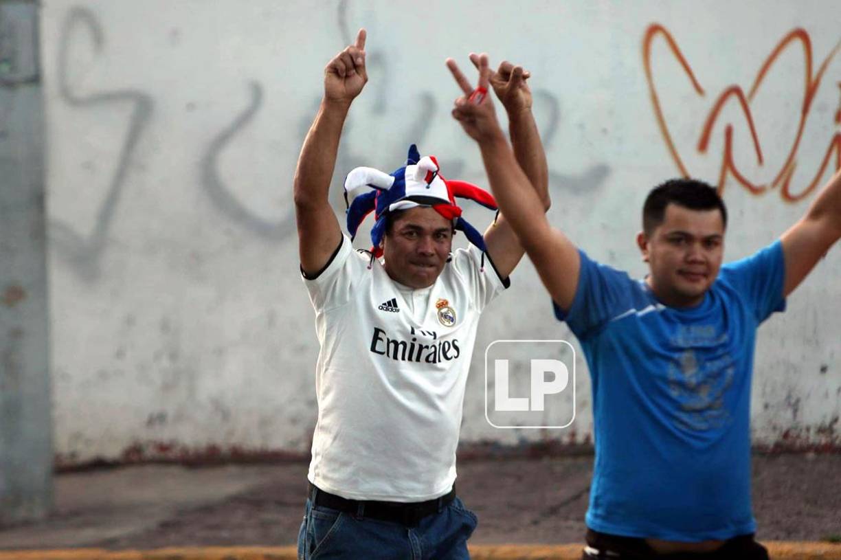 Advertencia al Municipal y las chicas lindas: el ambiente previo para el juego de Olimpia en el Nacional