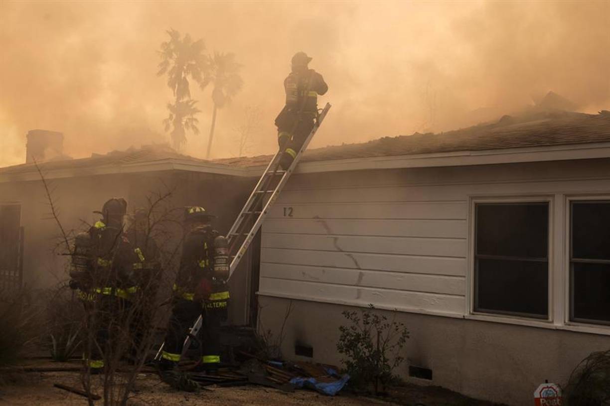 Los bomberos combatían las llamas con apuro, en vista de las previsiones del regreso de los fuertes vientos, que hacia la tarde de hoy han empezado a sentirse en algunas zonas.
