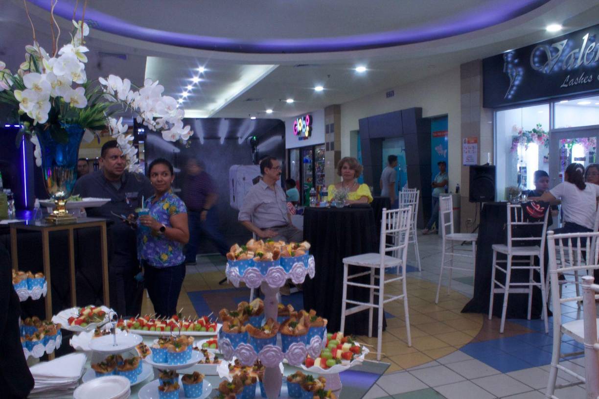 El lugar fue decorado con finas flores, sillas y mesas para la comodidad de cada uno de los clientes.