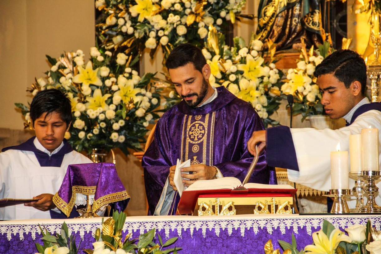 Entre las críticas se encuentra un destacado mensaje de una usuaria que manifestó: “por favor respetemos su vocación y cuidemos de ellos que luchan así mismo para perseverar en el camino de Dios y servir”. 