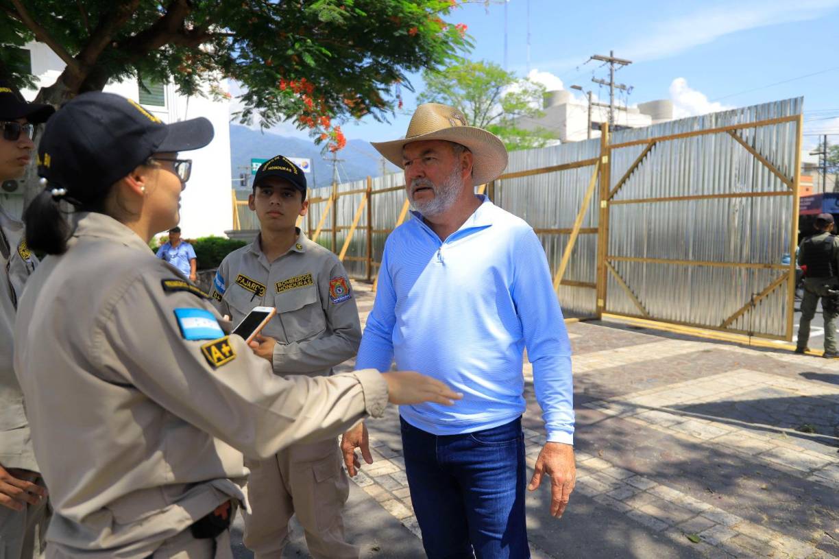 El alcalde Roberto Contreras conversa con elementos del cuerpo de Bomberos.