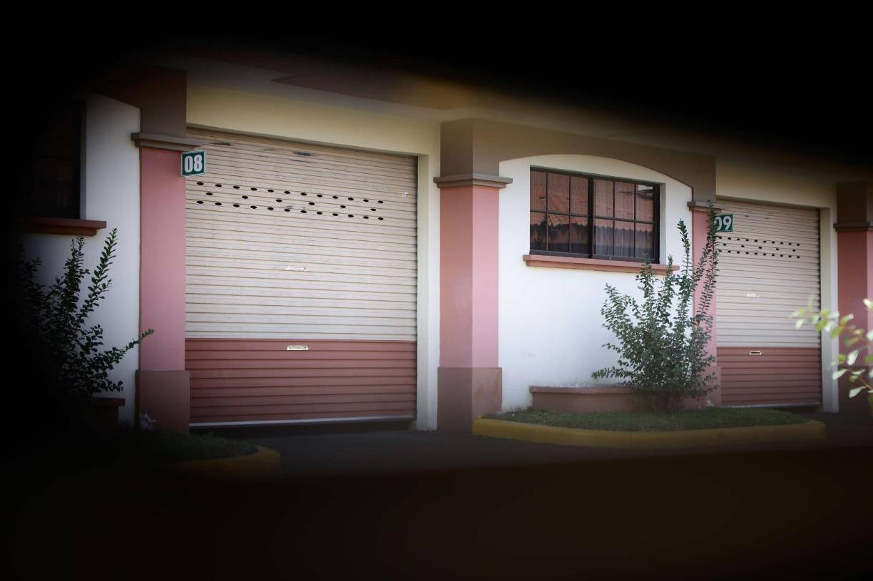 Al cumplirse la hora coloca su carro enfrente de la cortina y espera ansiosamente que la chica salga de la habitación.