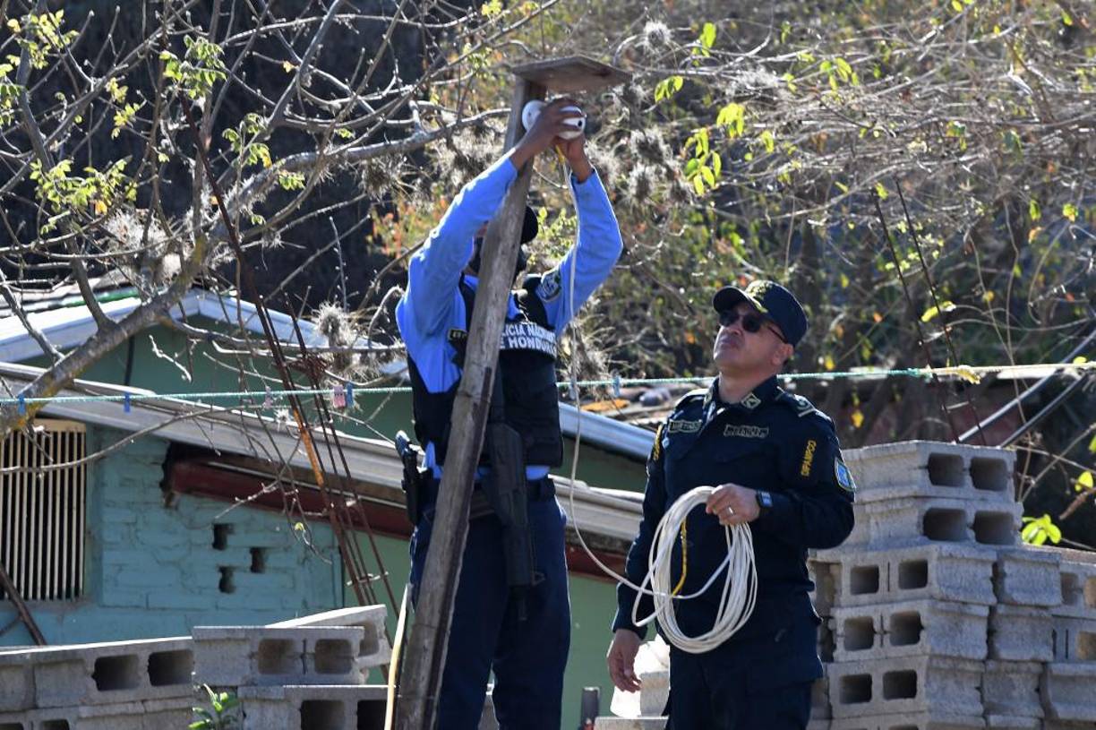 Los militares y la policía “de forma inmediata deben planificar y ejecutar intervenciones con carácter de urgencia en todos los municipios del país identificados con mayor incidencia en crímenes de sicariato, narcotráfico, extorsiones, secuestro, tráfico de armas, asociación ilícita y lavado de activos”, anunció la gobernante.