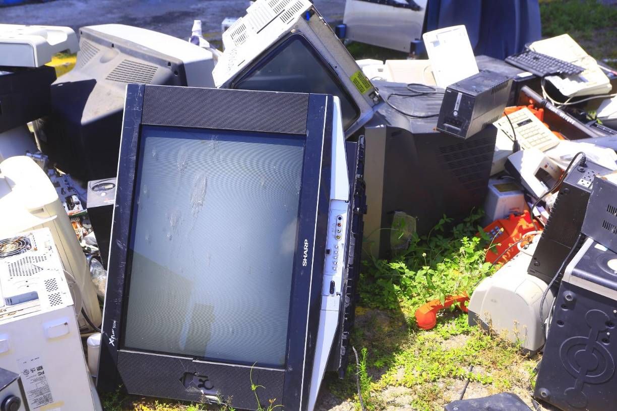 Los televisores que alguna vez estuvieron en salas se encuentran en este predio.