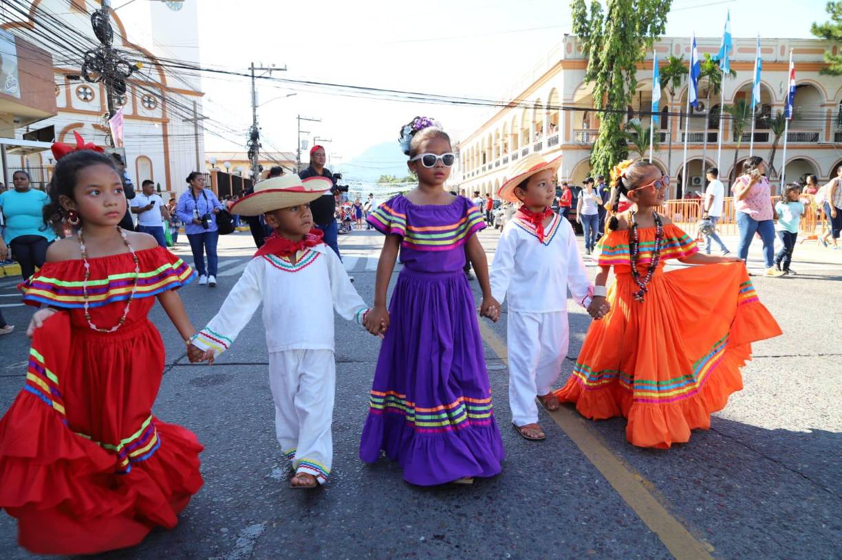Los desfiles de independencia en Honduras conmemoran la independencia del país de España, que se logró el 15 de septiembre de 1821. Este evento histórico es el motivo principal de la celebración.