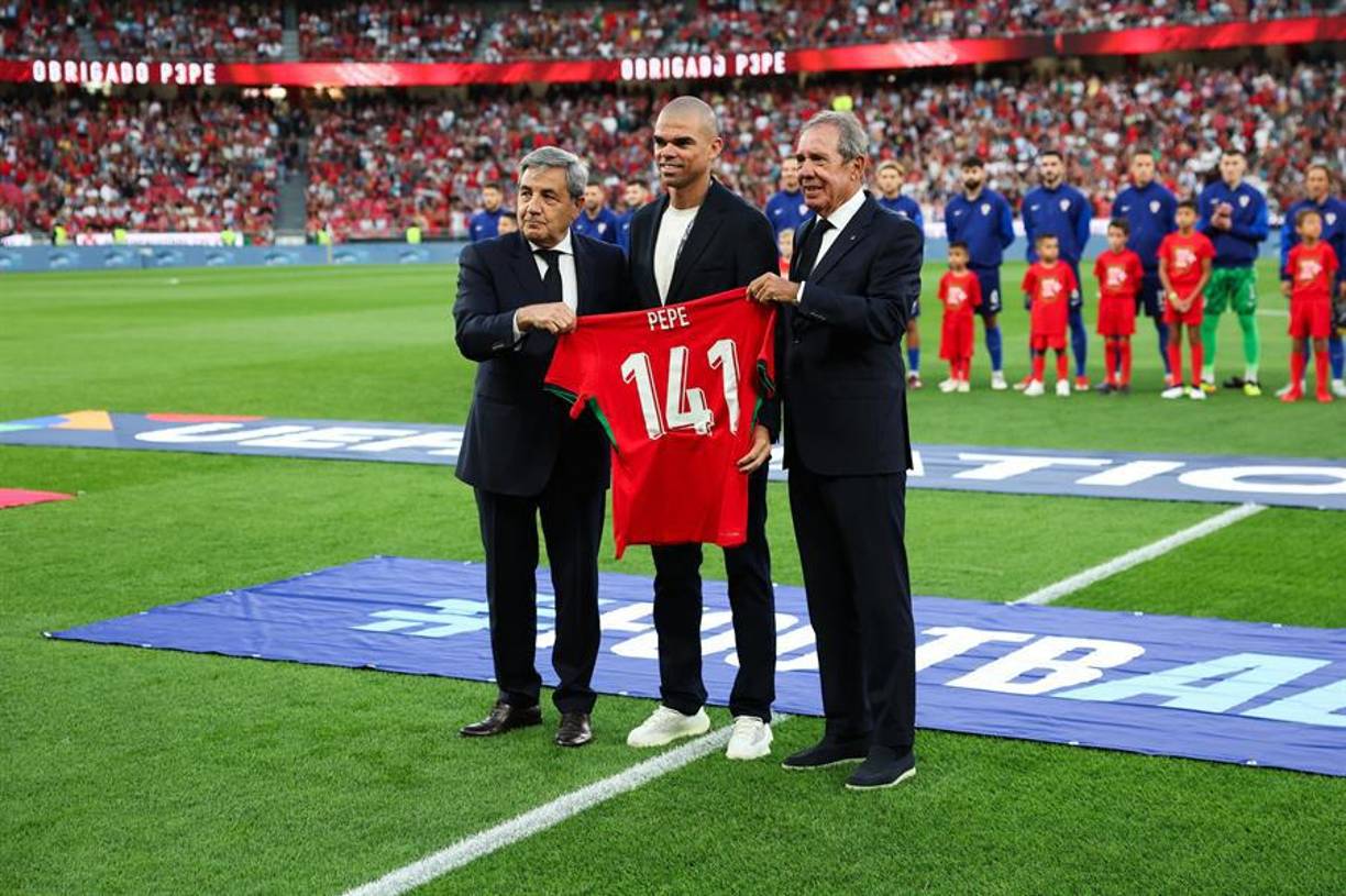 Antes del partido de Liga de Naciones entre Portugal y Croacia, disputado en el Estádio da Luz de Lisboa, el presidente de la FPF, Fernando Gomes, entregó al exjugador una camiseta con el número 141 a la espalda.