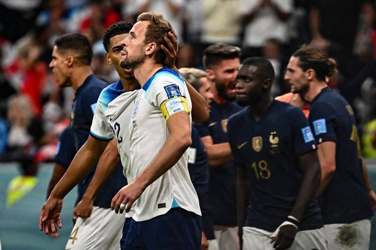 Harry Kane fue consolado por sus compañeros tras el pitazo final.