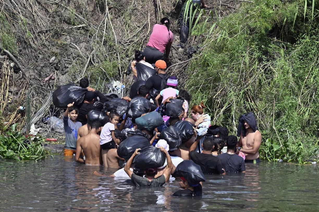 En las últimas 24 horas, grupos de migrantes, venezolanos en su mayoría, se han internado en el río que divide ambos países y, aunque las autoridades han intentado inhibir la acción, se continúan filtrando familias a lo largo del río.