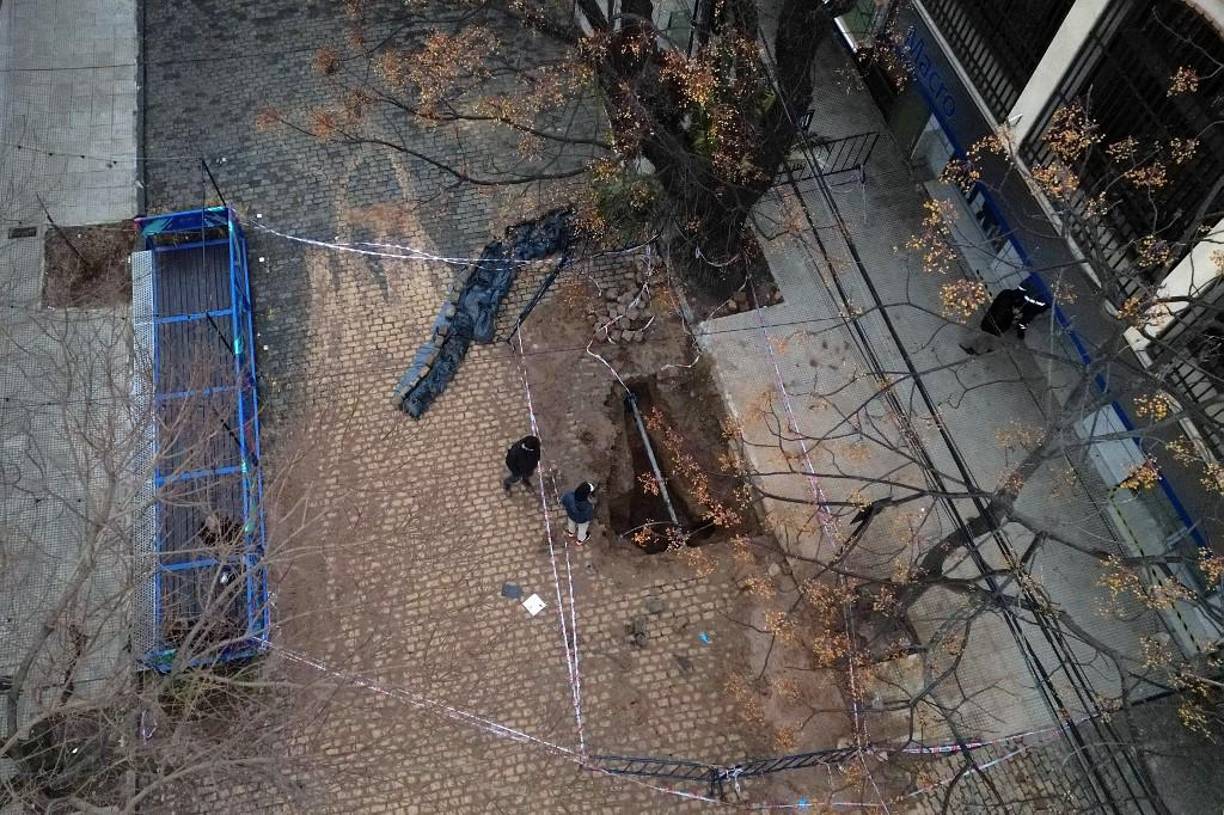 El túnel, cuyo interior está revestido con madera, cuenta con ventilación y luz eléctrica.