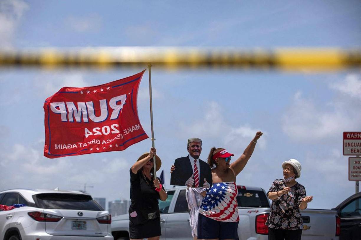  Sus partidarios posan con una foto del ex presidente Donald Trump en las afueras de Mar-a-Lago el 14 de julio de 2024 en Palm Beach, Florida. 