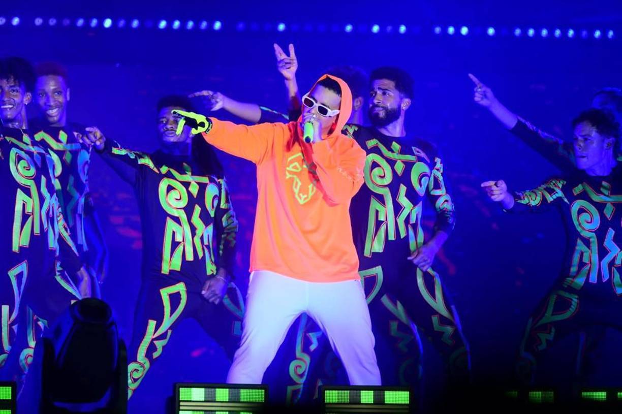 Daddy Yankee y sus bailarines lucieron diferentes atuendos y esa también fue una de las partes llamativas y coloridas del show. 