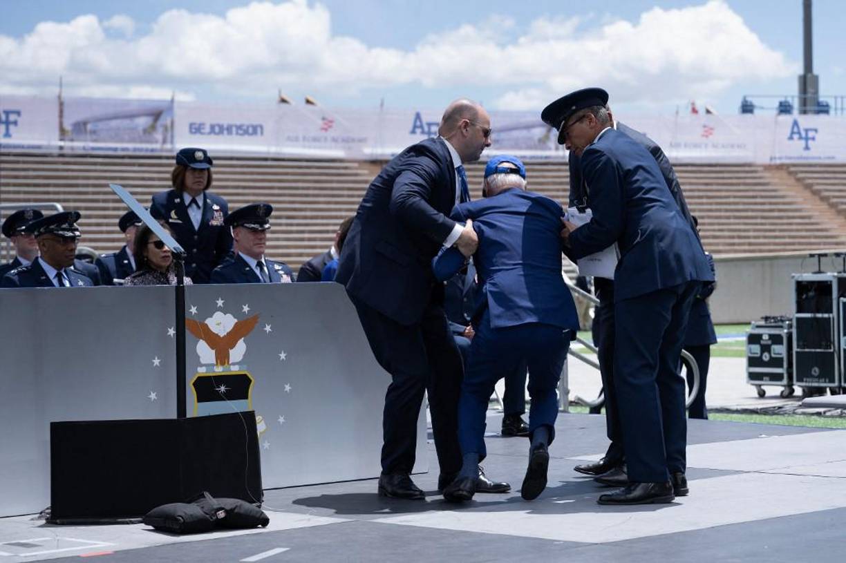 En marzo de 2021, meses después de llegar a la Presidencia, tropezó tres veces hasta caer al subir la escaleras del avión presidencial, el Air Force One, que lo llevaba de visita a la ciudad de Atlanta.