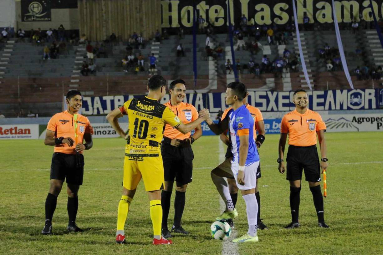 ¡Llegó la hora del partido! Said Martínez fue el encargado de impartir justicia en el partido, que arrancó a las 7:00 PM.