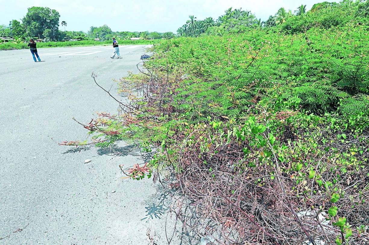Pese a que la pista es utilizada para diversos fines, la obra carece de mantenimiento. El extremo oeste, donde el cerco perimetral ha desaparecido, sirve de basurero.
