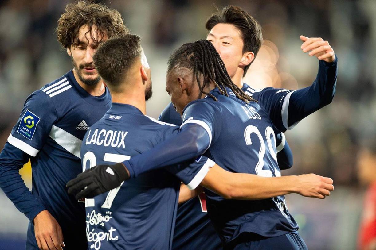 Alberth Elis siendo felicitado por sus compañeros tras marcar su gol.