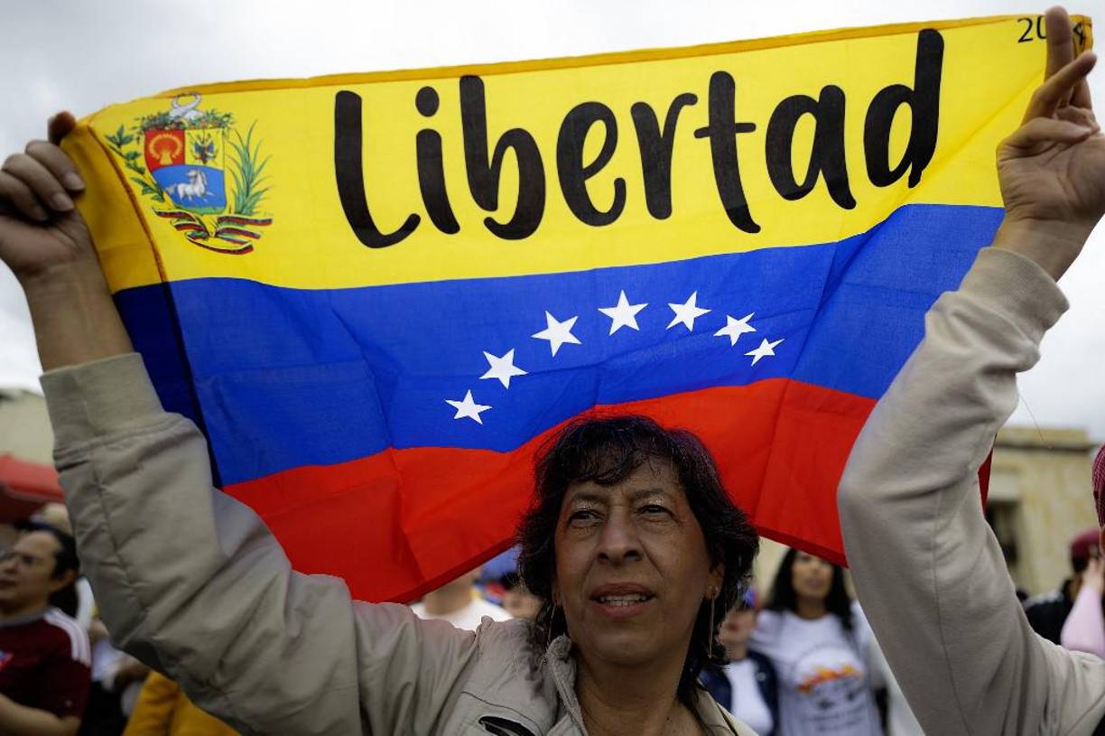 Los manifestantes se concentraron en la céntrica Plaza de Bolívar con banderas tricolor, pancartas de “abajo la dictadura” y cantaron “libertad, libertad”. También entonaron su himno nacional y rezaron por un cambio.