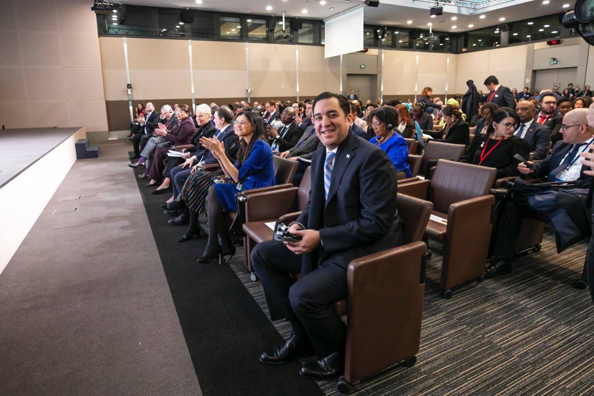 En la comitiva que viajó a Francia, la presidenta Castro fue acompañada por autoridades de Cancillería, Secretaría de Derechos Humanos, Sedesol y también por el secretario privado, Héctor Zelaya. 