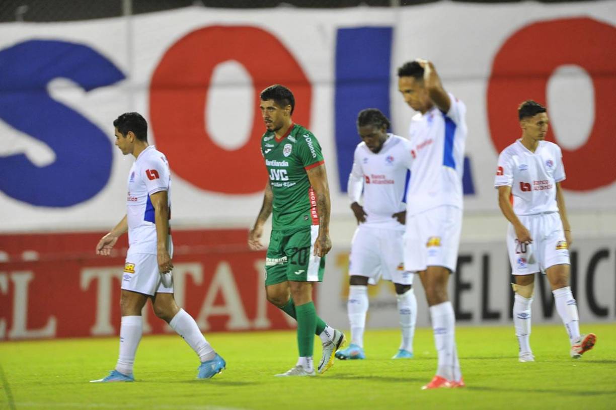Los jugadores del Olimpia se lamentan tras el gol del uruguayo Maximiliano Pérez.