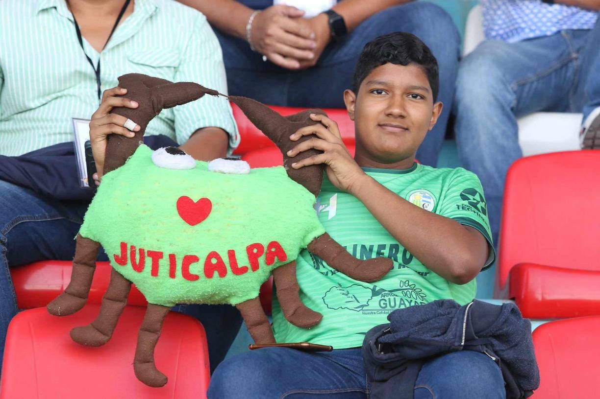 La mascota del Juticalpa. Un niño luce el hermoso peluche de “Los canecheros” desde el sector de silla.
