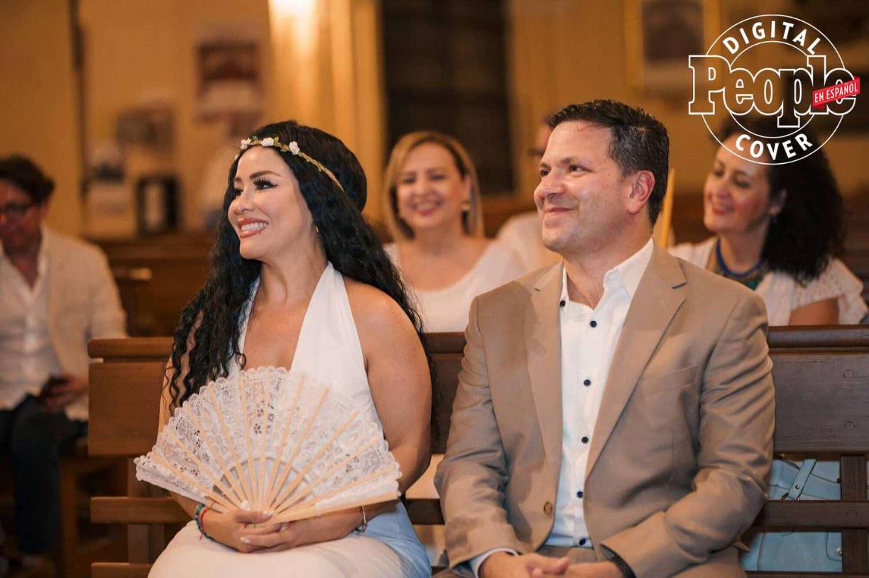 Hernández contó que a<b> inicio de su matrimonio</b> tenía que hacer los <b>quehaceres domésticos</b> mientras la presentadora trabajaba en televisión hasta que pudiera conseguir su residencia. 