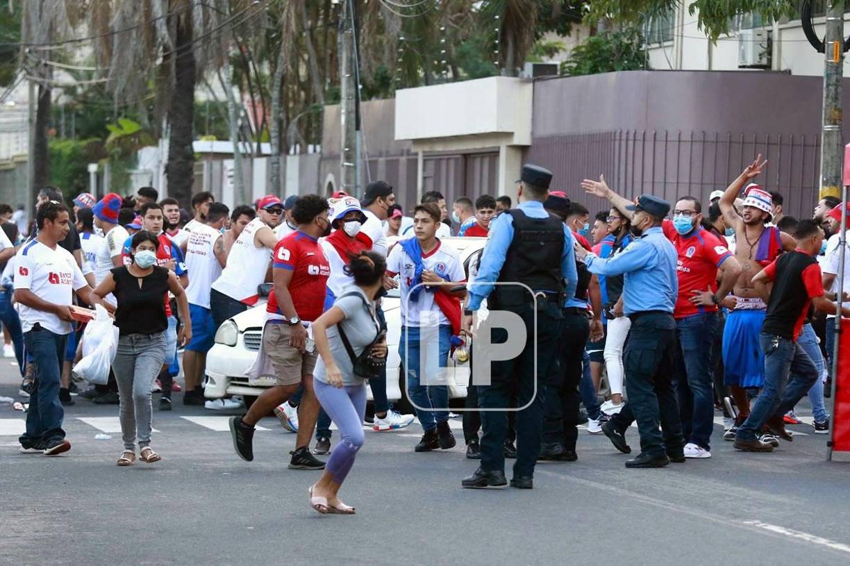 Muchas personas salieron corriendo despavoridos tras escuchar los disparos.