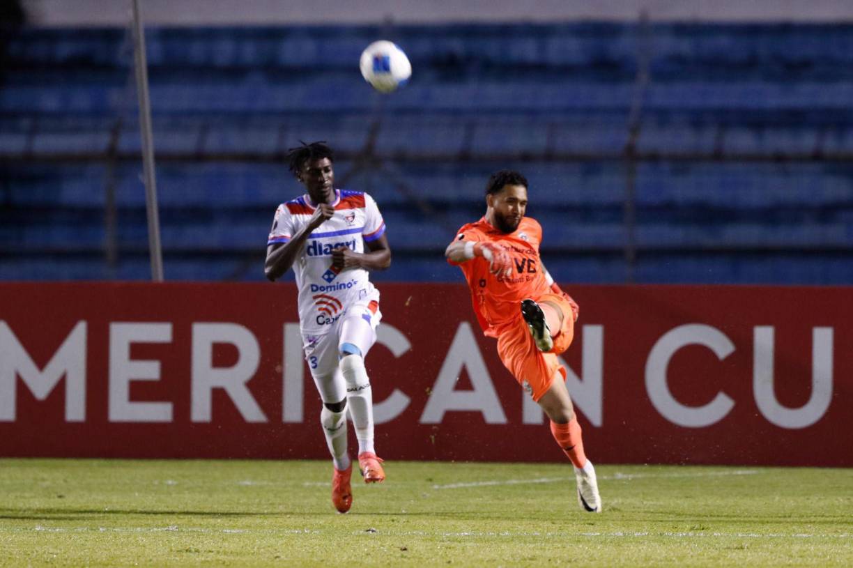 Los hondureños y salvadoreños terminaron protagonizando un partido de 4 horas y que terminó con el primer triunfo de Marathón en la Copa Centroamericana. 