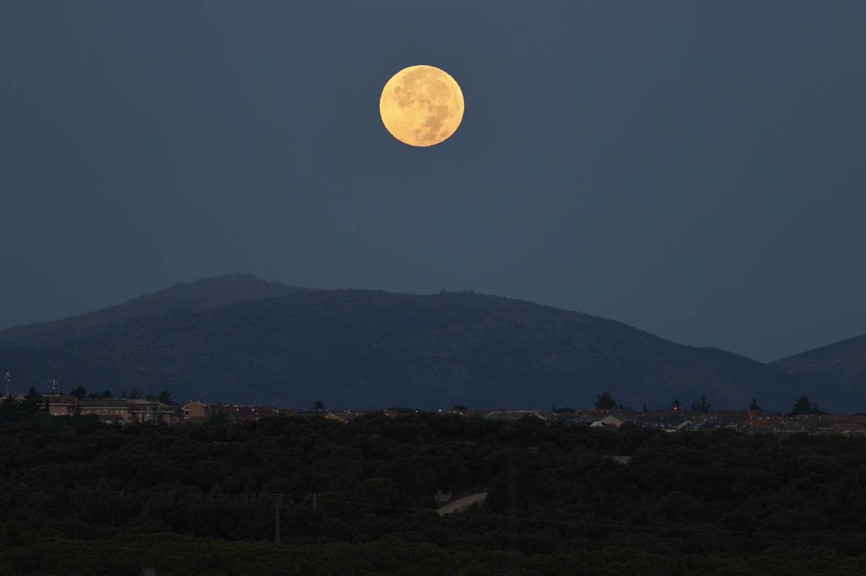 Vista de una de las cuatro "superlunas" sobre la sierra de Guadarrama, anoche, desde la localidad madrileña de Galapagar (España). 