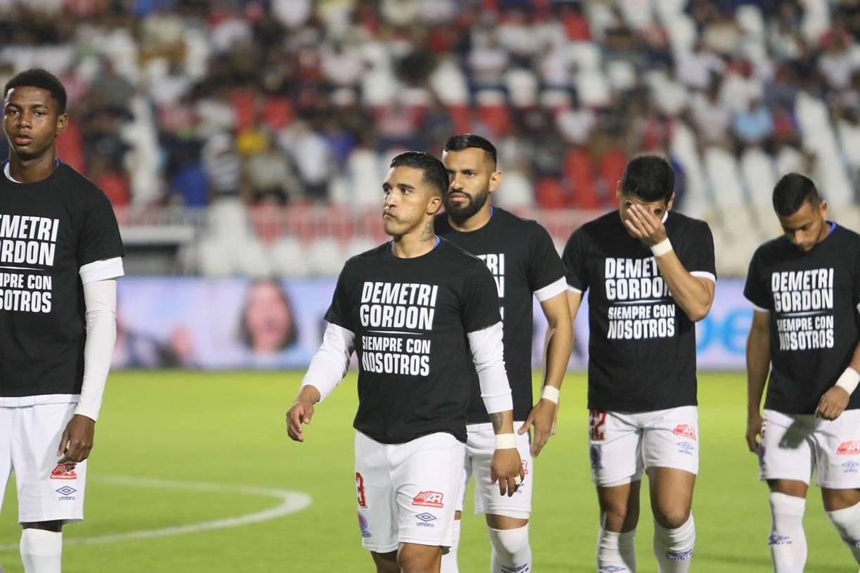 Los jugadores del Olimpia salieron al campo con sentimientos encontrados por la muerte de su compañero Demetri Gordon.
