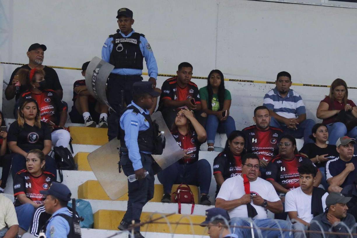 La Policía Nacional también dijo presente para resguardar la seguridad de los hinchas presentes.