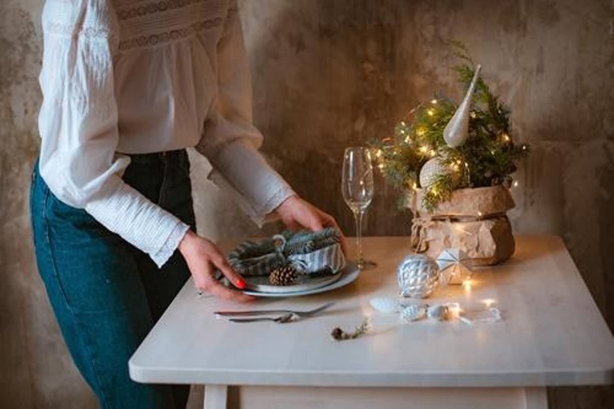 Para aquellos con espacios reducidos, tener un árbol de Navidad puede ser un desafío, especialmente si hay mascotas curiosas que podrían dañar los adornos. Los adornos de mesa,de preferencia elaborados de accesorios naturales, ofrecen una solución perfecta, permitiendo una decoración festiva sin ocupar demasiado espacio ni representar un riesgo para las mascotas.