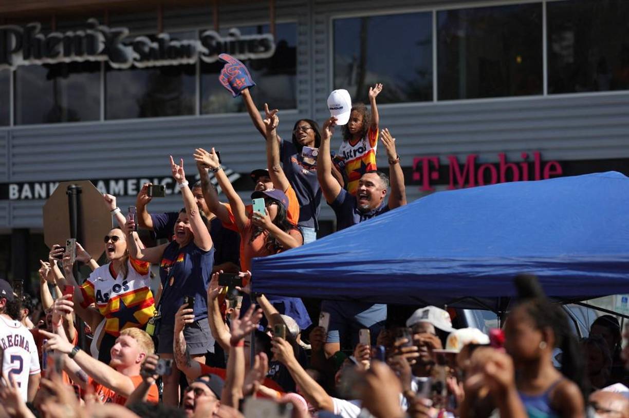 Desde primeras horas de este lunes, los seguidores de los Astros se situaron alrededor de las avenidas donde desfilaron los nuevos campeones de la Serie Mundial en Houston.
