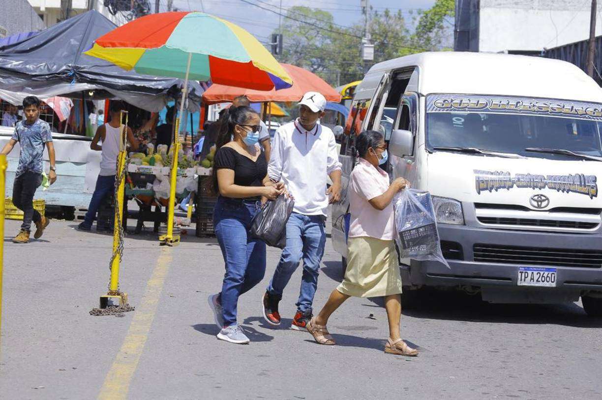 Es por eso que los ayudantes pelean por los pasajeros, algunos con palabras dulces e insistentes los atraen para que los escojan entre la fila de unidades.