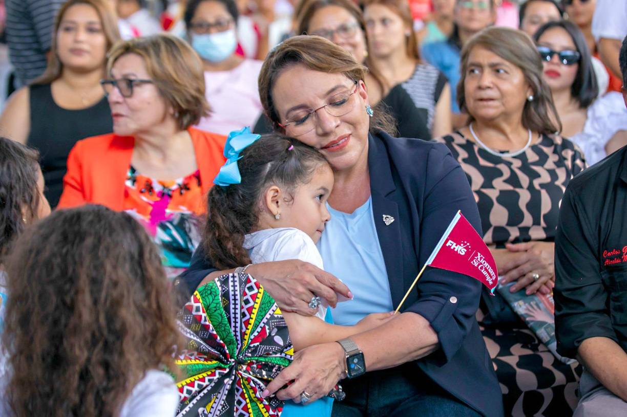 “Quiero mencionar lo que hemos visto en un japonés con corazón hondureño”, dijo la gobernante en referencia a Fujiyama. 