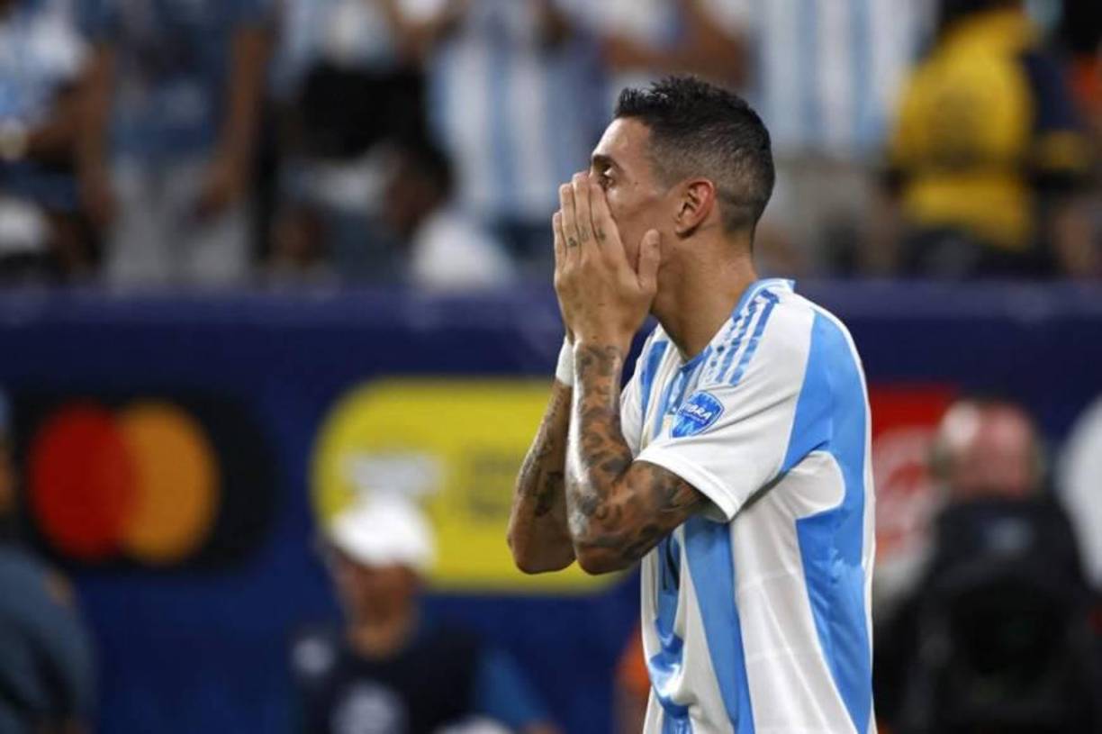 El presidente de Rosario Central, Gonzalo Belloso, reveló el lunes que “Fideo” había decidido no volver a jugar al club local por “falta de garantías” de seguridad, por lo que seguirá ligado al portugués Benfica.