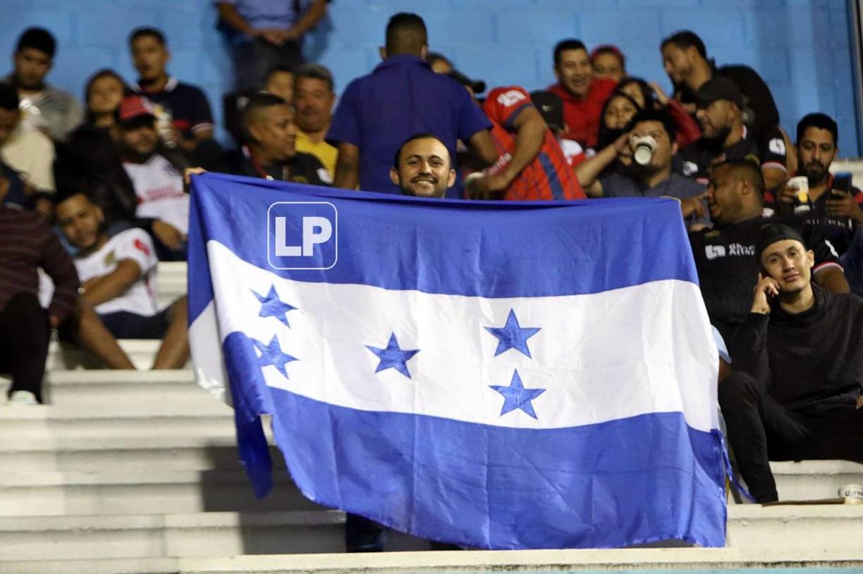 Las chicas, bella presentadora y ambiente de hermandad en el clásico Motagua-Olimpia en el Nacional