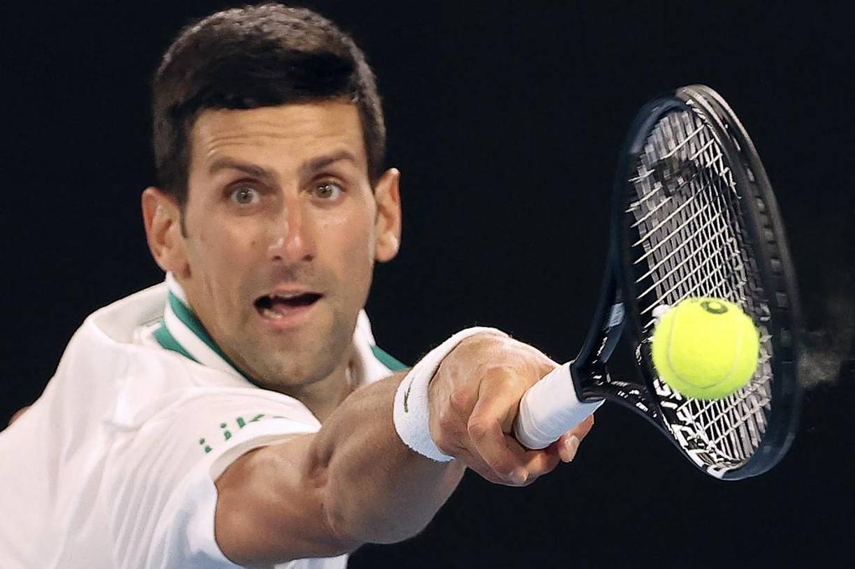 Novak estaba en la lista de algunos competidores a los que se les había concedido exenciones médicas para el torneo, el primero de los cuatro eventos anuales del Grand Slam, que comienza el 17 de enero. La decisión de Djokovic, que ha criticado anteriormente la obligación de vacunarse, provocó críticas en la ciudad anfitriona, Melbourne.