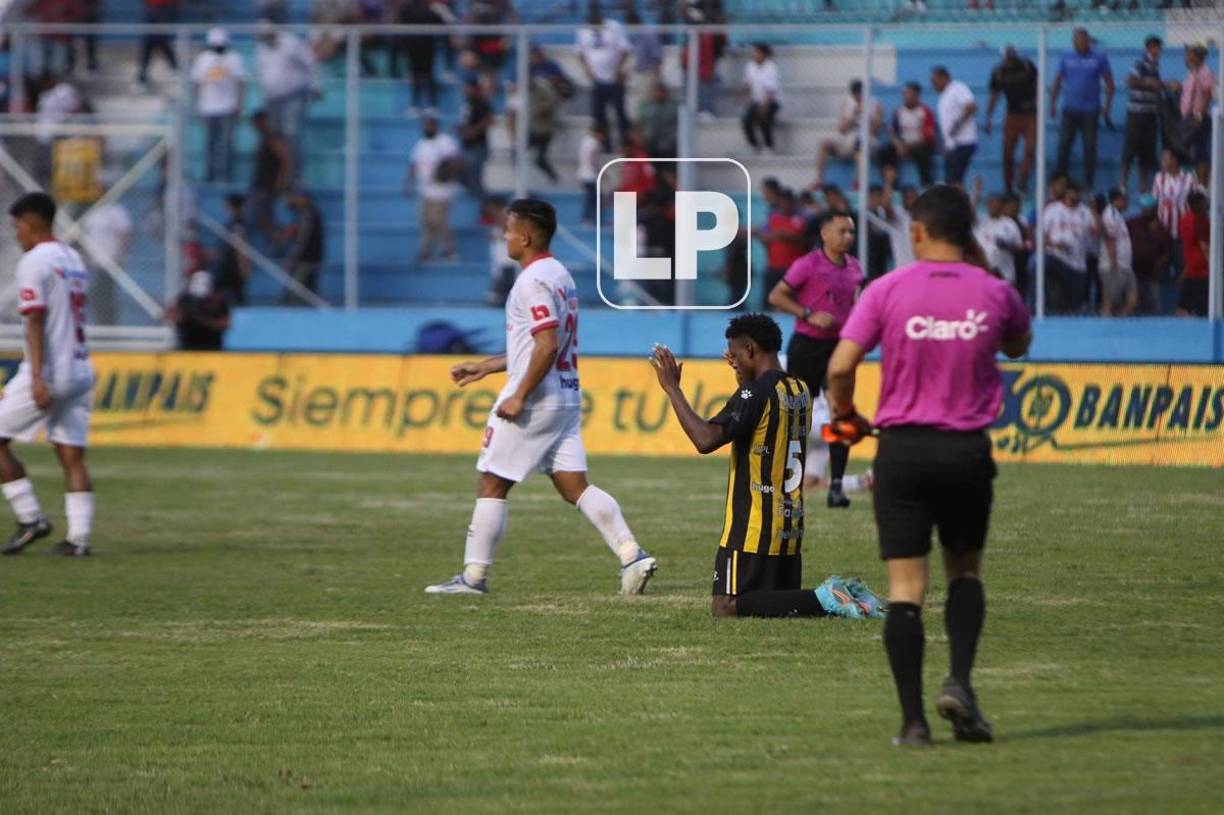 Franklin Flores también se puso de rodillas para agradecer a Dios por el empate.