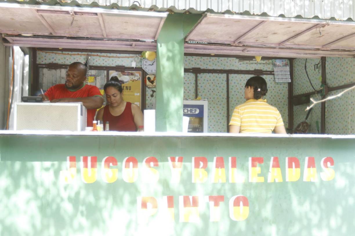 “Jugos y Baleadas”, el emprendimiento de Rubén Suazo junto a su esposa. 