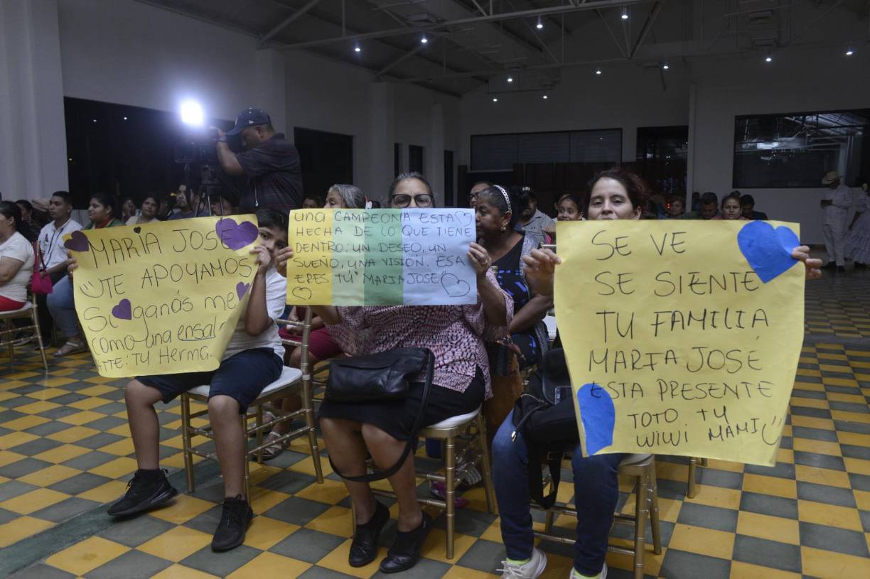 Familiares y amigos de la pequeñas les mostraron su apoyo desde muy temprano. 