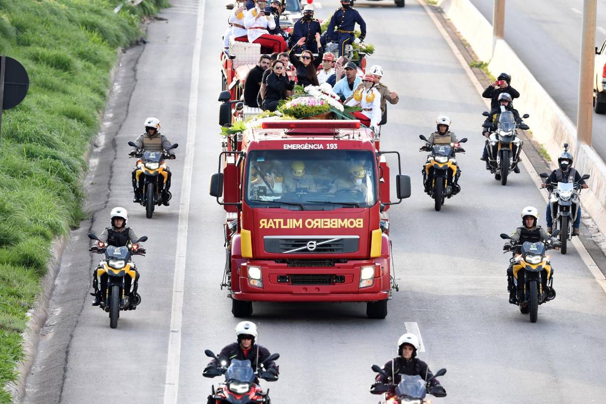 “Es una emoción tan fuerte que no sabemos cómo expresarla. Es un dolor inmenso, para todos los brasileños”, dijo a la AFP Matheus Alves, de 22 años.