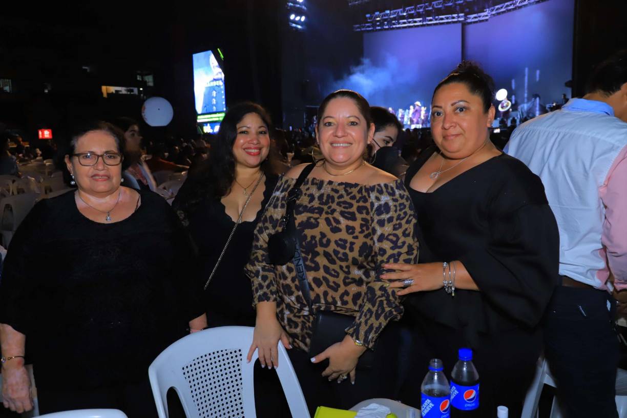 FOTOS: Así disfrutaron los sampedranos del concierto de “El Buki”