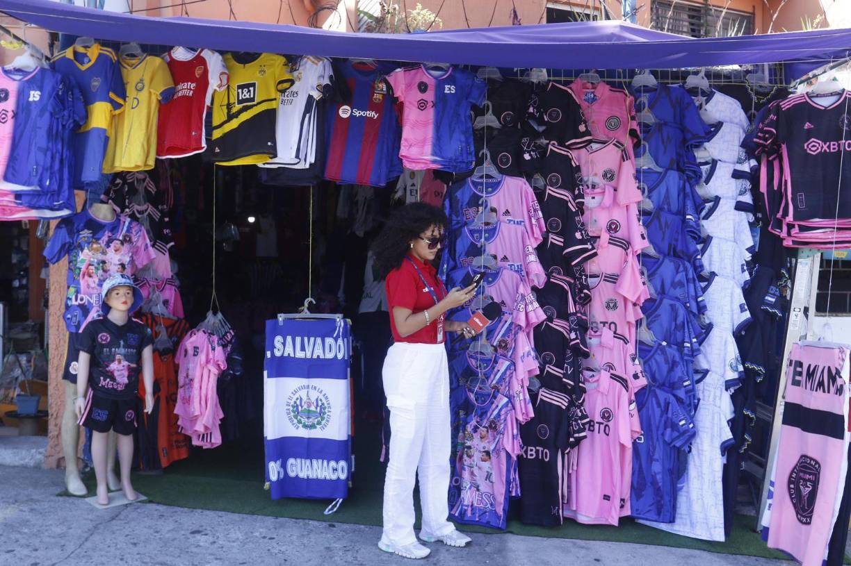 Acompañanos en un pequeño recorrido por las calles de El Salvador y desde los interiores del Estadio Cuscatlán, escenario del amistoso ante el Inter Miami. 
