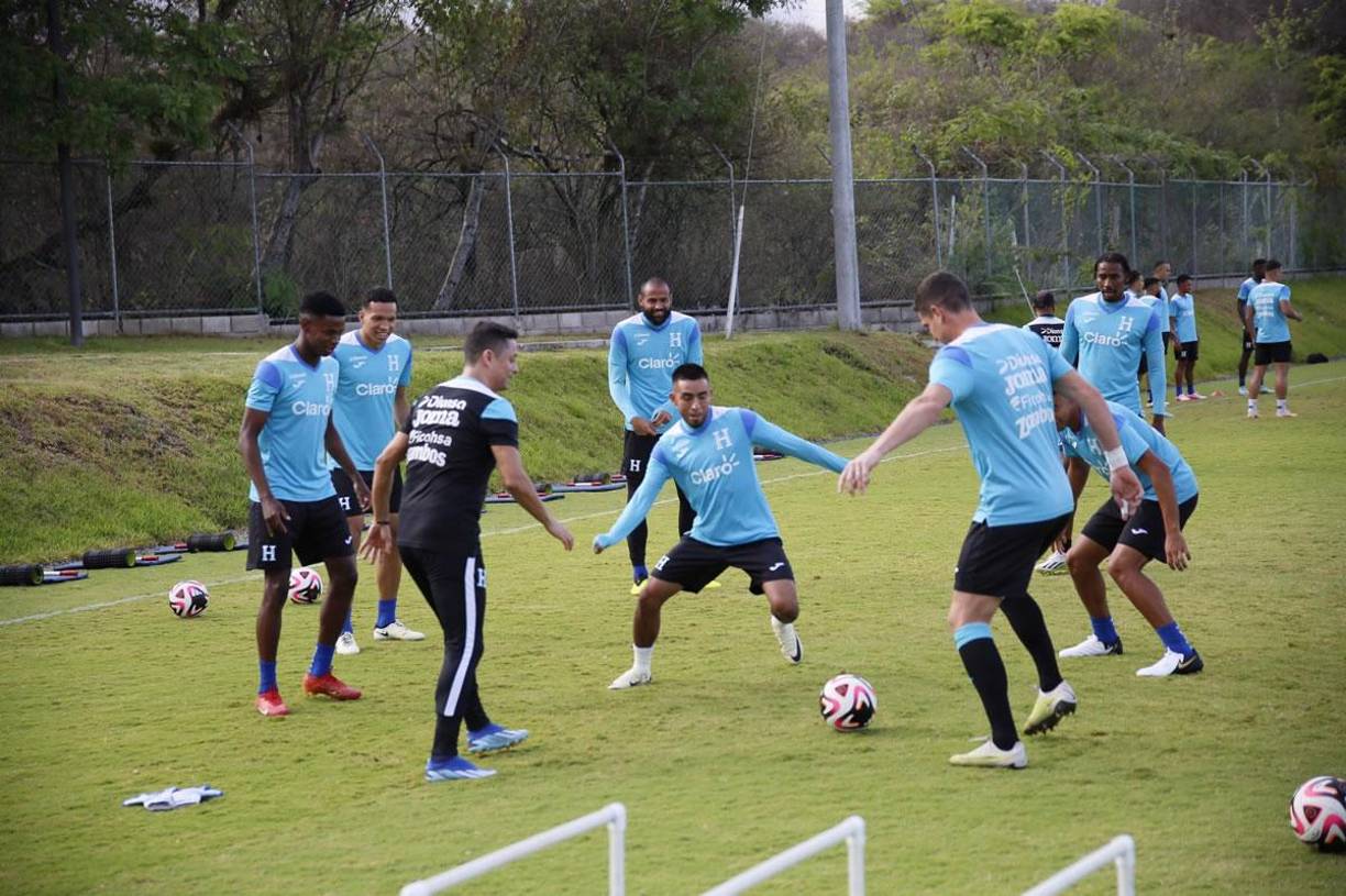 Carlos Argueta y Jonathan Rougier en el rondo de la Selección de Honduras, siete días antes de medirse a Cuba.
