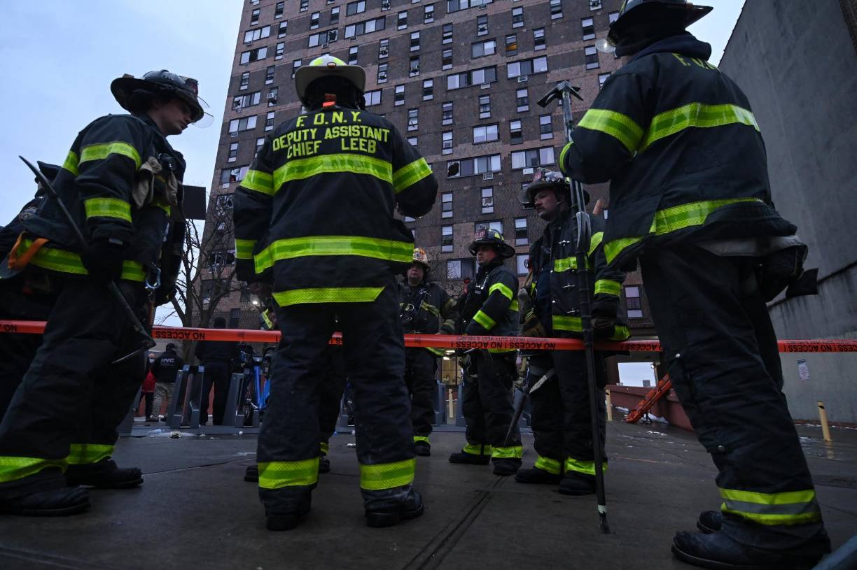 Impactantes imágenes del devastador incendio que deja al menos 19 muertos en Nueva York