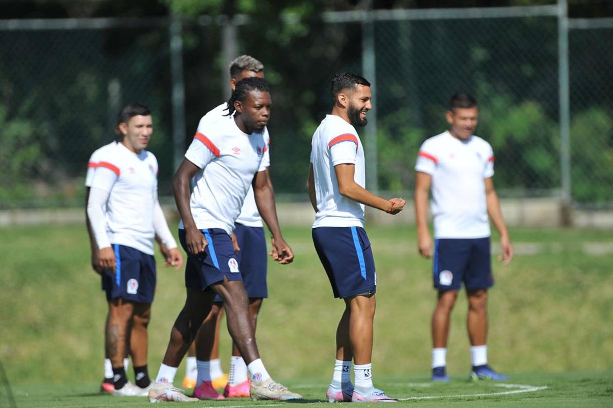 José García, Jorge Benguché y Jorge Álvarez no pierden la mirada de la pelota ante el acoso de Edwin Rodríguez. Todo era felicidad.